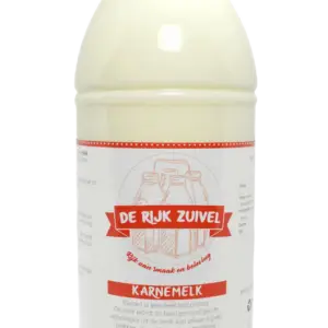 Fles karnemelk naturel, licht en fris, perfect als dorstlesser of voor gebruik in recepten.